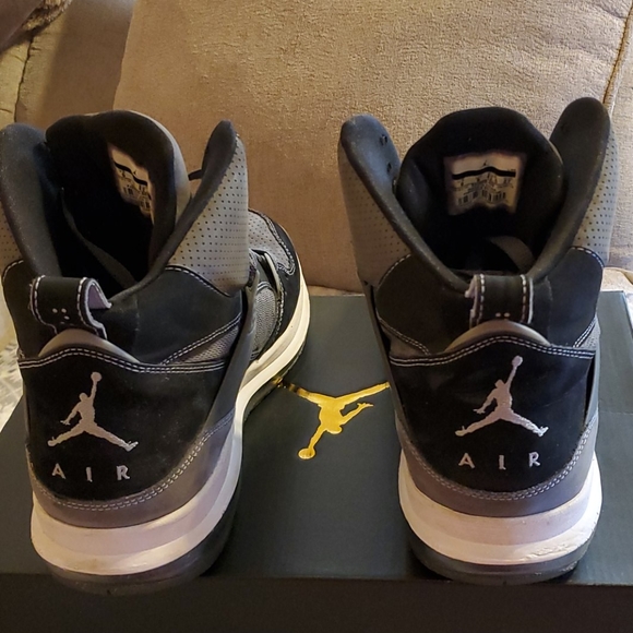 Jordan Air lightly worn like new - Picture 3 of 8